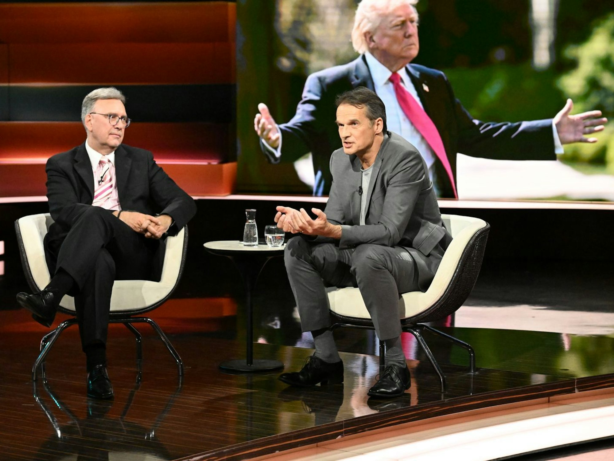 Autor Klaus Brinkbäumer (r.) offenbarte bei „Markus Lanz“, wie die amerikanische Bevölkerung den Irankrieg mittlerweile einschätze. (Bild: ZDF / Cornelia Lehmann)