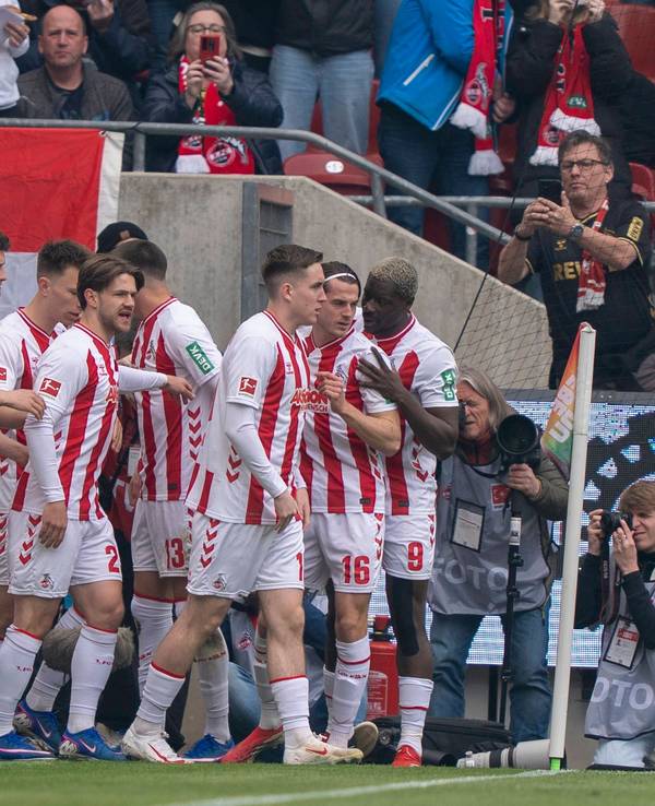 Die Spieler des 1. FC Köln jubeln über ein Tor.
