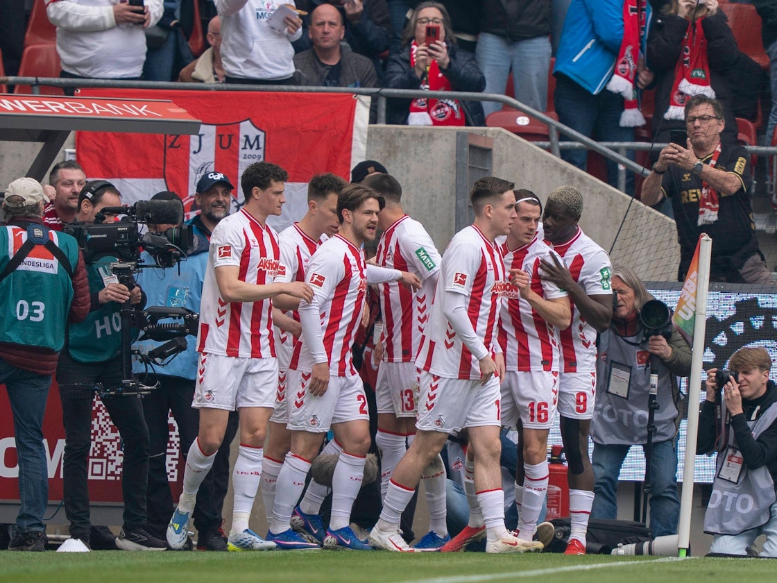 Die Spieler des 1. FC Köln jubeln über ein Tor.