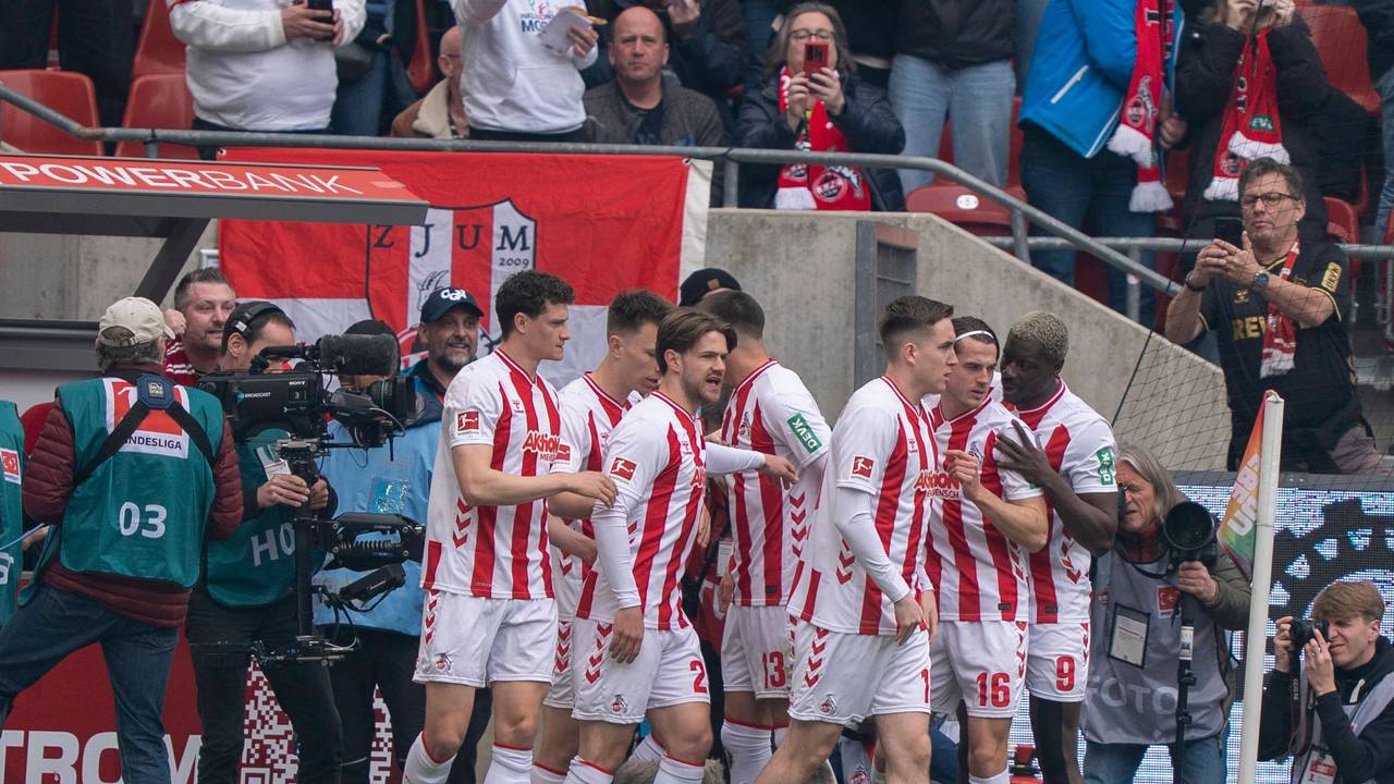 Die Spieler des 1. FC Köln jubeln über ein Tor.