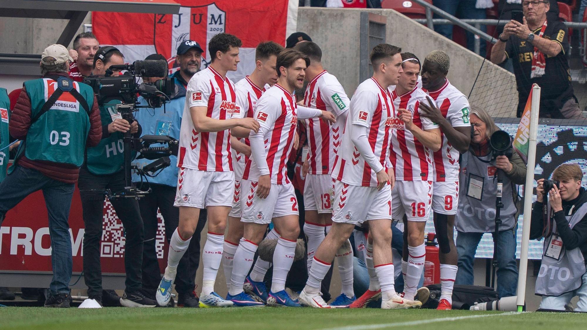 Die Spieler des 1. FC Köln jubeln über ein Tor.