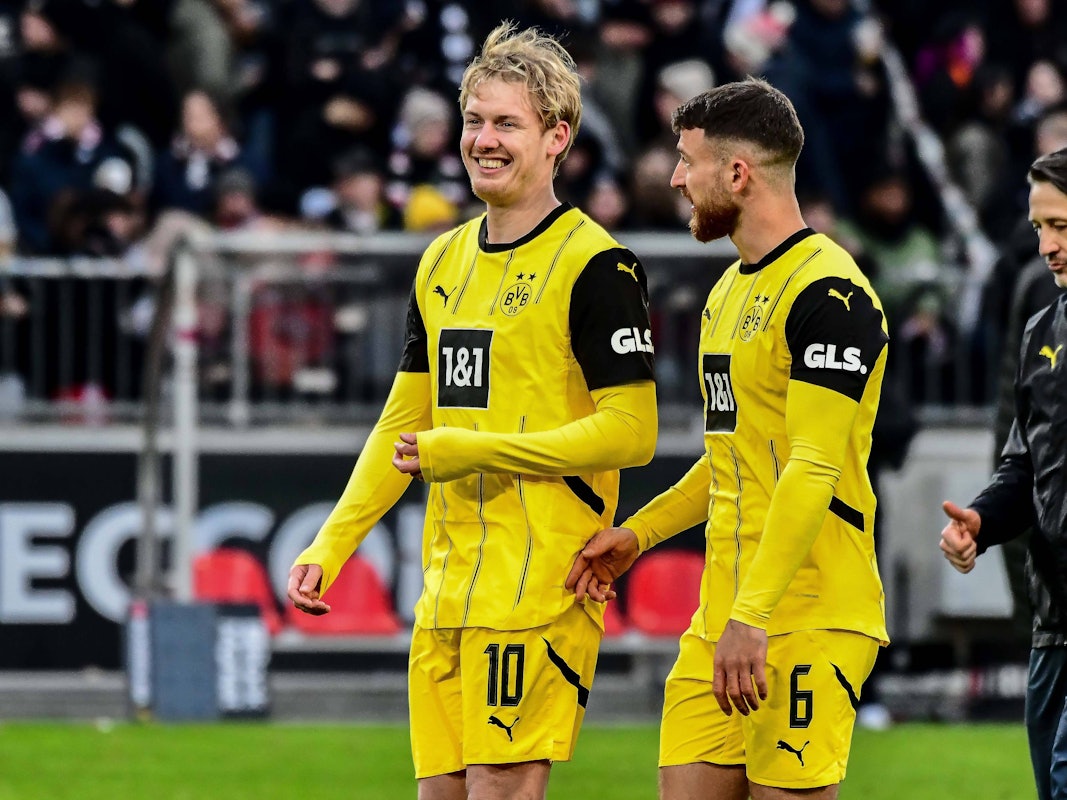 Julian Brandt (l.) und Salih Özcan unterhalten sich nach dem Spiel.