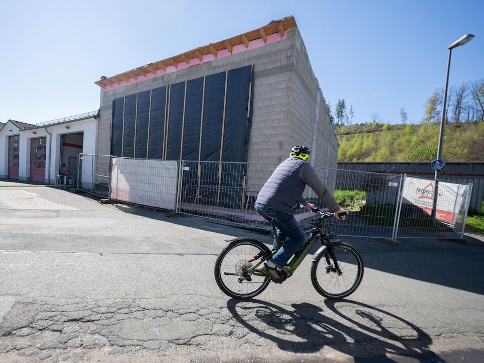 Außenansicht auf die neue Halle des Feuerwehrhauses in Netphen: Beim Neubau des Gerätehauses der Feuerwehr in Netphen gibt es Probleme. Unter anderem passen die Löschfahrzeuge nicht durch die Tore.
