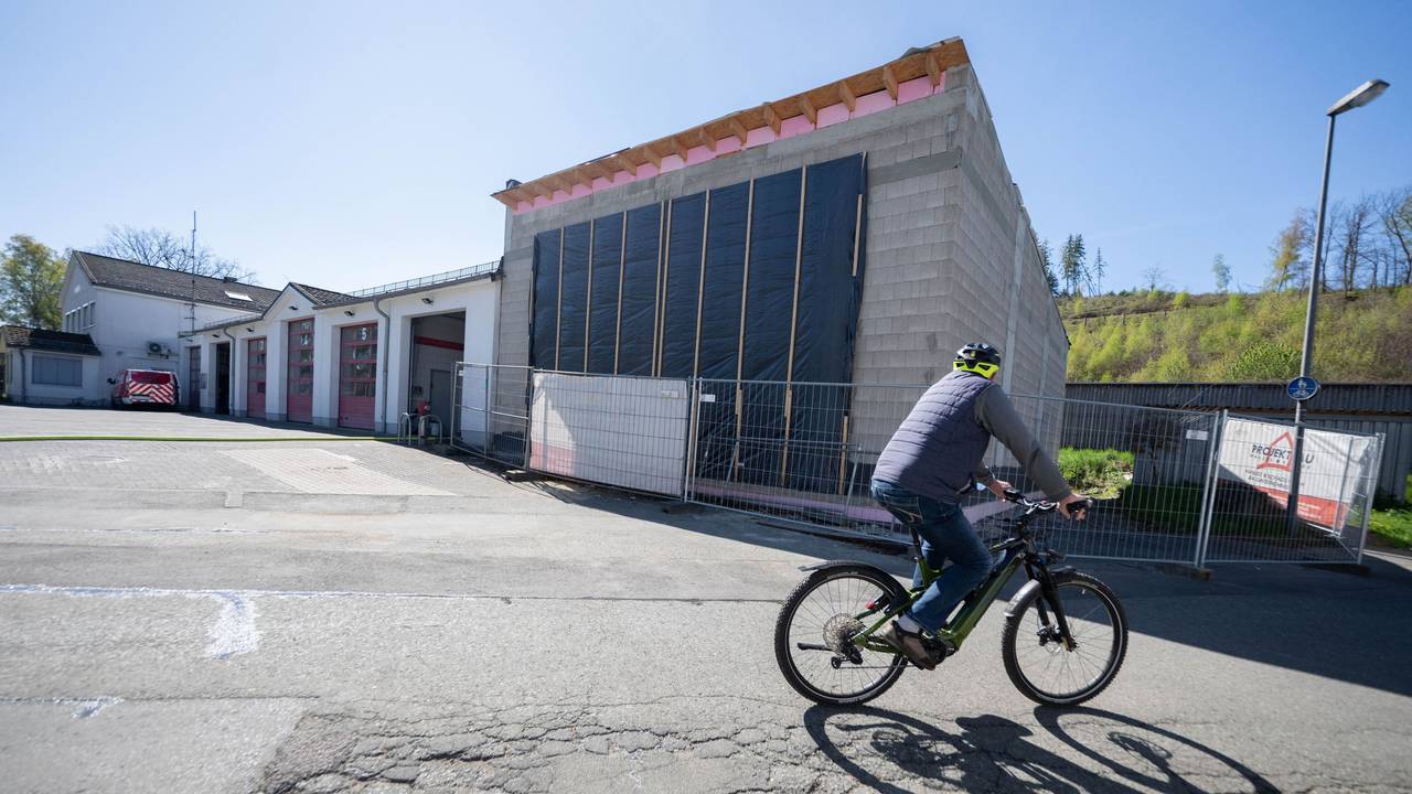 Außenansicht auf die neue Halle des Feuerwehrhauses in Netphen: Beim Neubau des Gerätehauses der Feuerwehr in Netphen gibt es Probleme. Unter anderem passen die Löschfahrzeuge nicht durch die Tore.