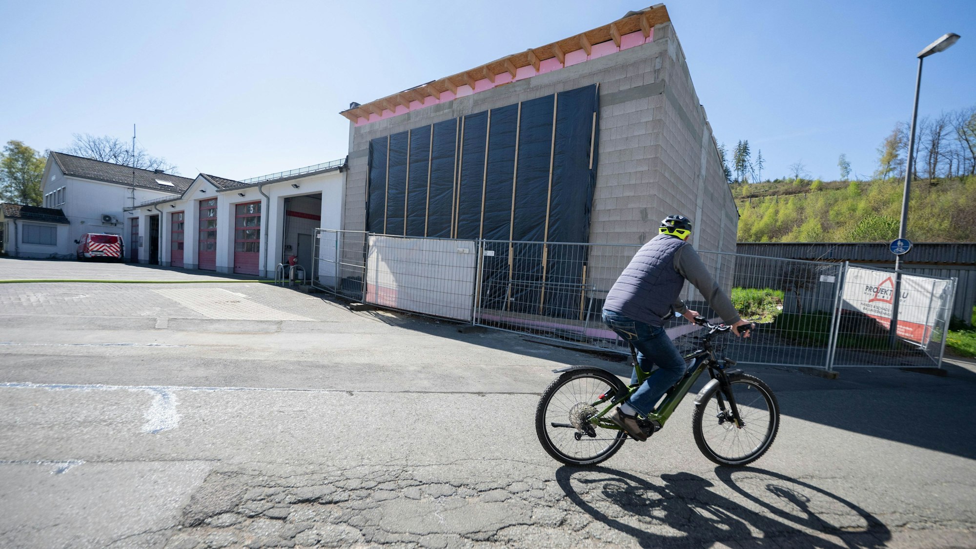 Außenansicht auf die neue Halle des Feuerwehrhauses in Netphen: Beim Neubau des Gerätehauses der Feuerwehr in Netphen gibt es Probleme. Unter anderem passen die Löschfahrzeuge nicht durch die Tore.