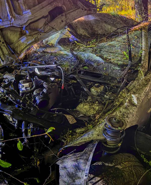 Das Auto wurde bei dem Unfall auf der A1 völlig zerstört.