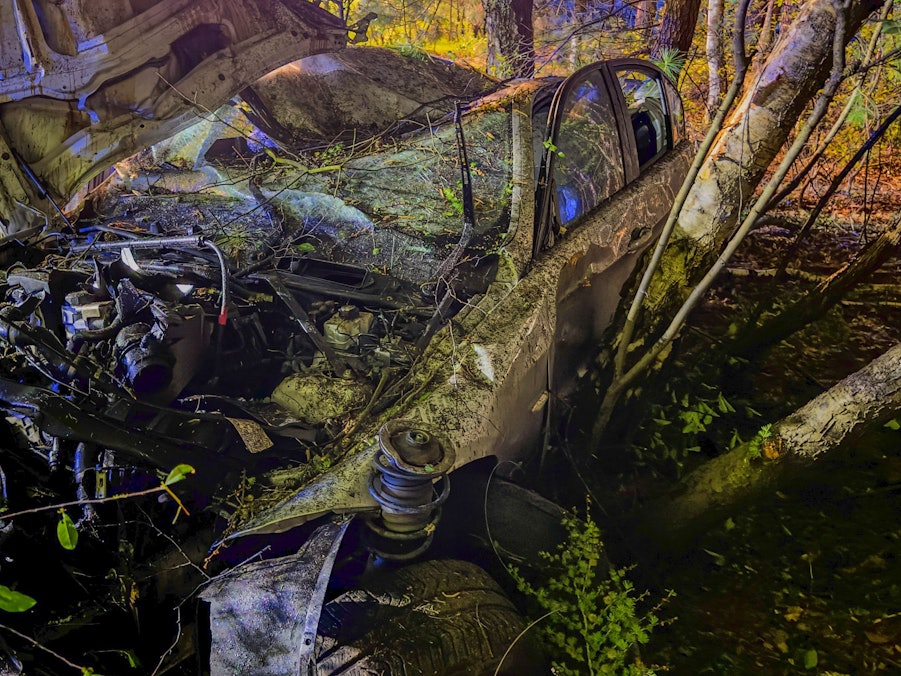 Das Auto wurde bei dem Unfall auf der A1 völlig zerstört.