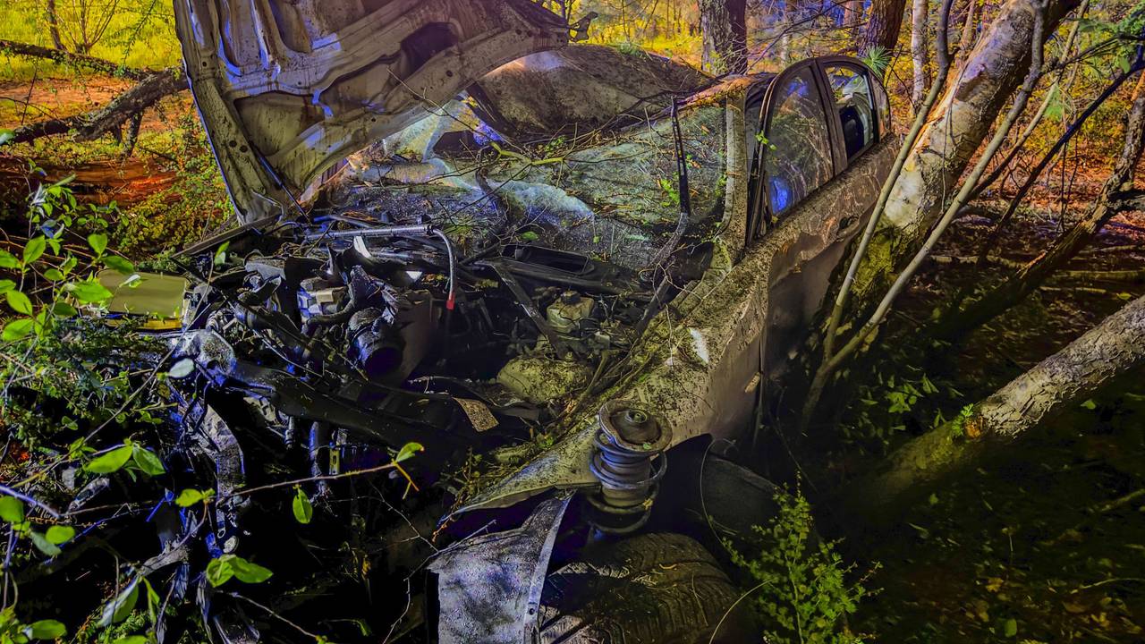 Das Auto wurde bei dem Unfall auf der A1 völlig zerstört.