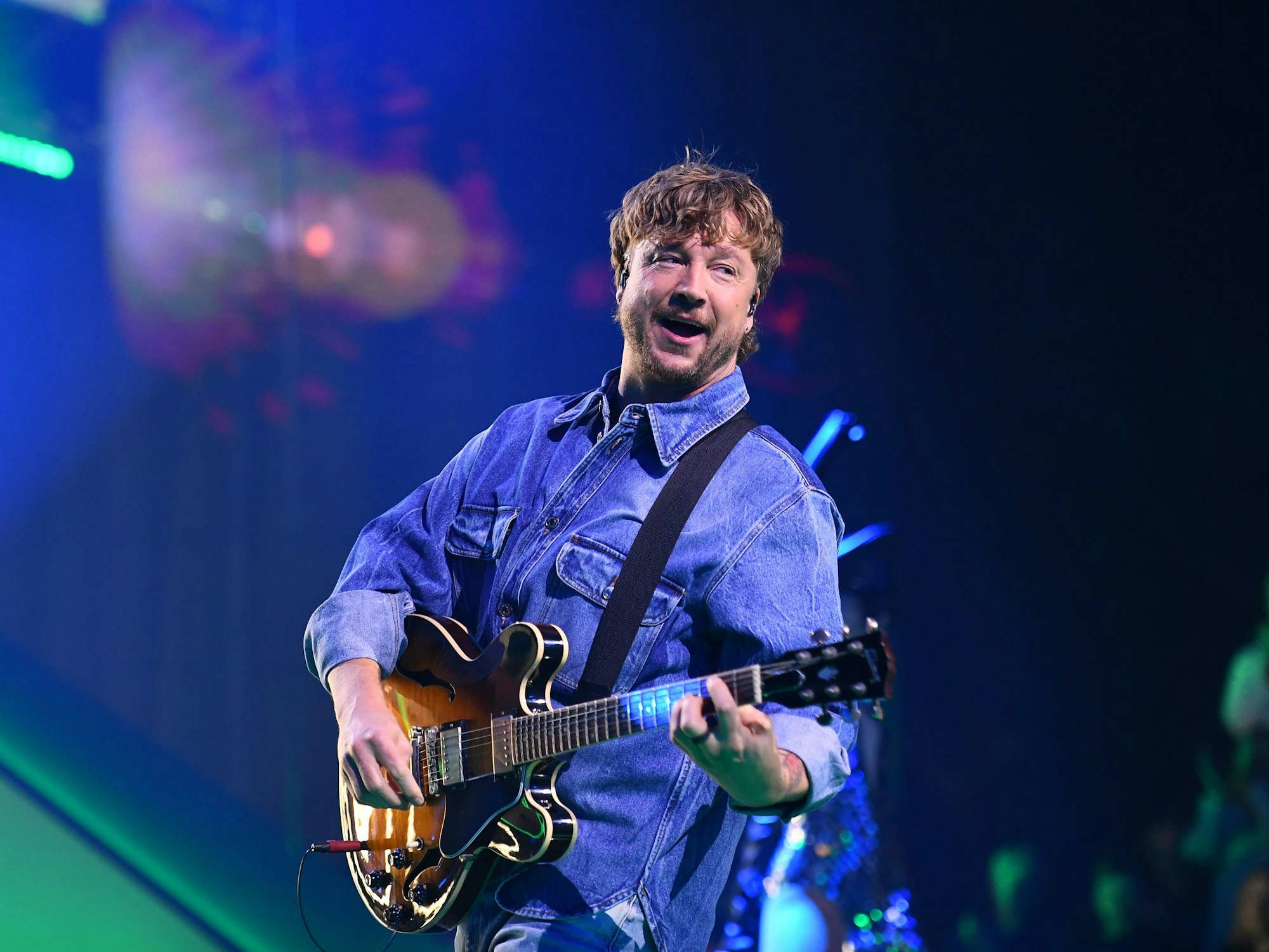 Samu Haber steht mit seiner Gitarre auf der Bühne.
