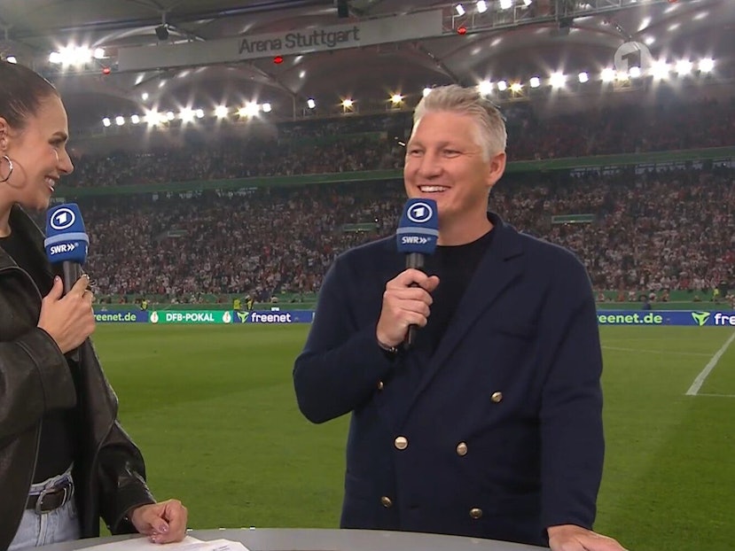 Bastian Schweinsteiger und Moderatorin Esther Sedlaczek mit guter Laune.