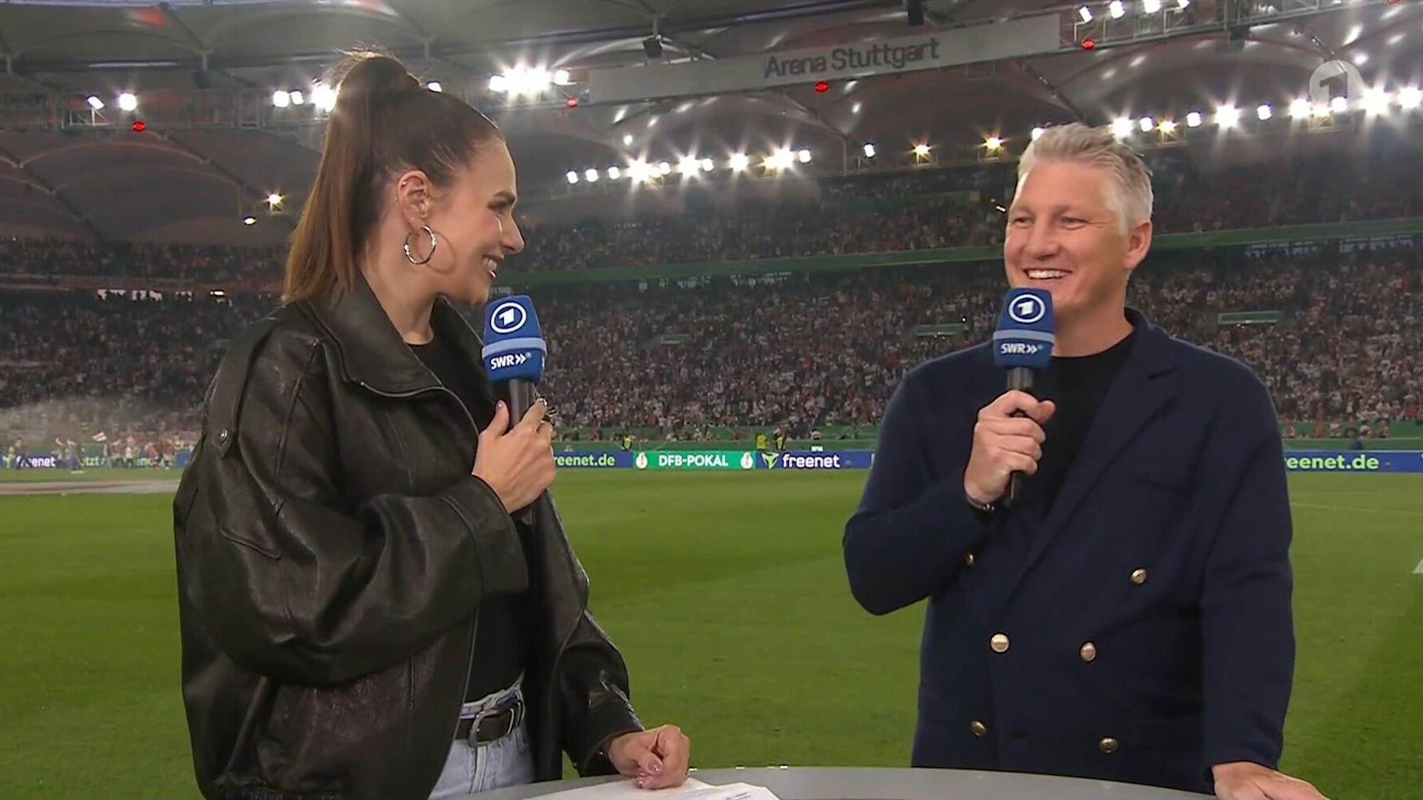 Bastian Schweinsteiger und Moderatorin Esther Sedlaczek mit guter Laune.