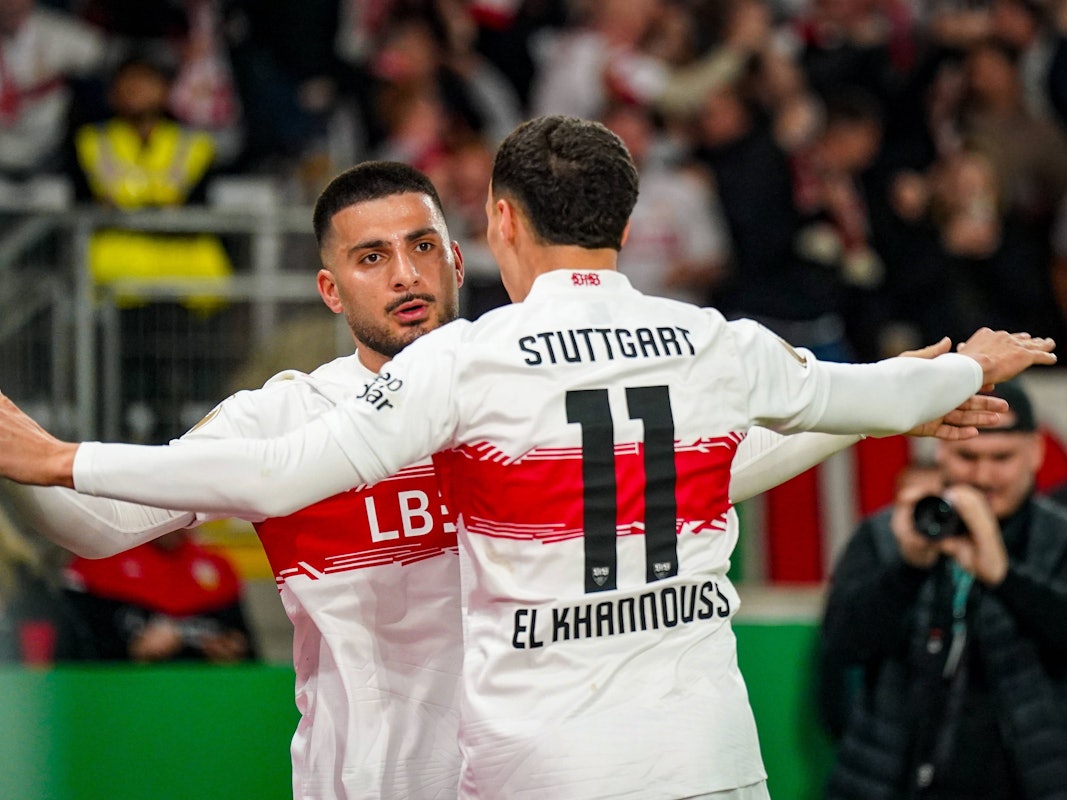 Deniz Undav (l.) und Bilal El Khannouss jubeln gemeinsam nach einem Treffer.