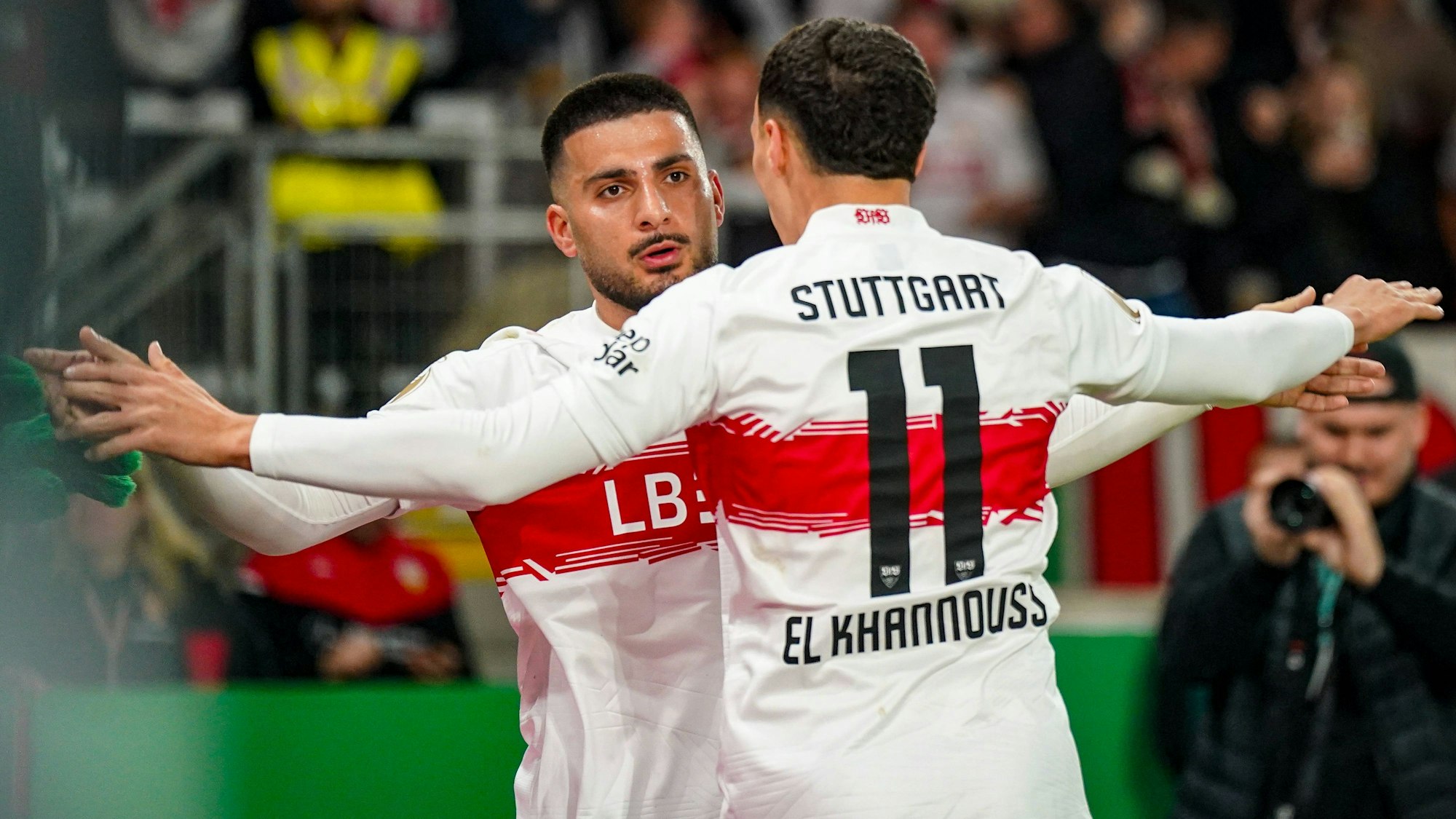 Deniz Undav (l.) und Bilal El Khannouss jubeln gemeinsam nach einem Treffer.