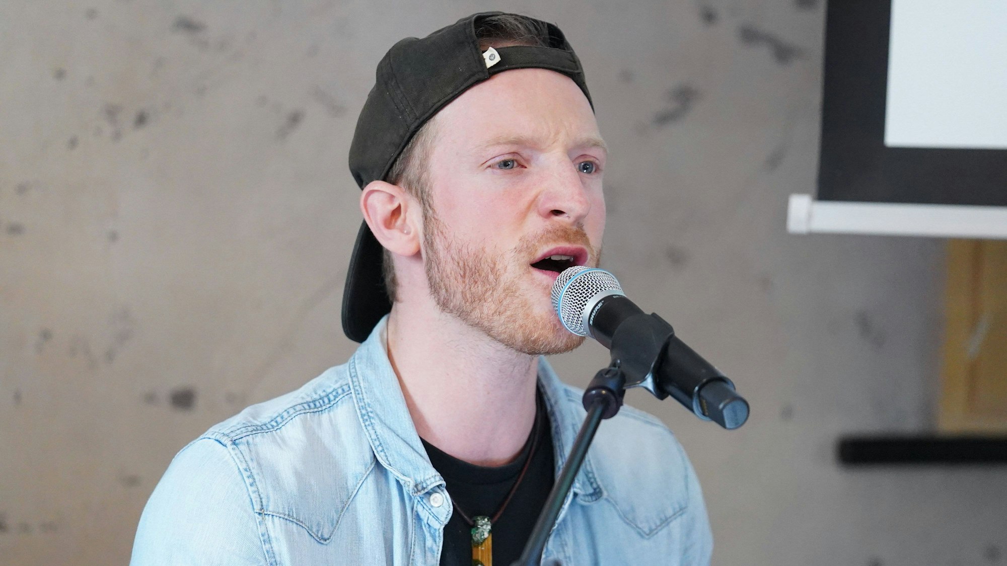 Jens Gilles bei einem Auftritt auf der Bühne.