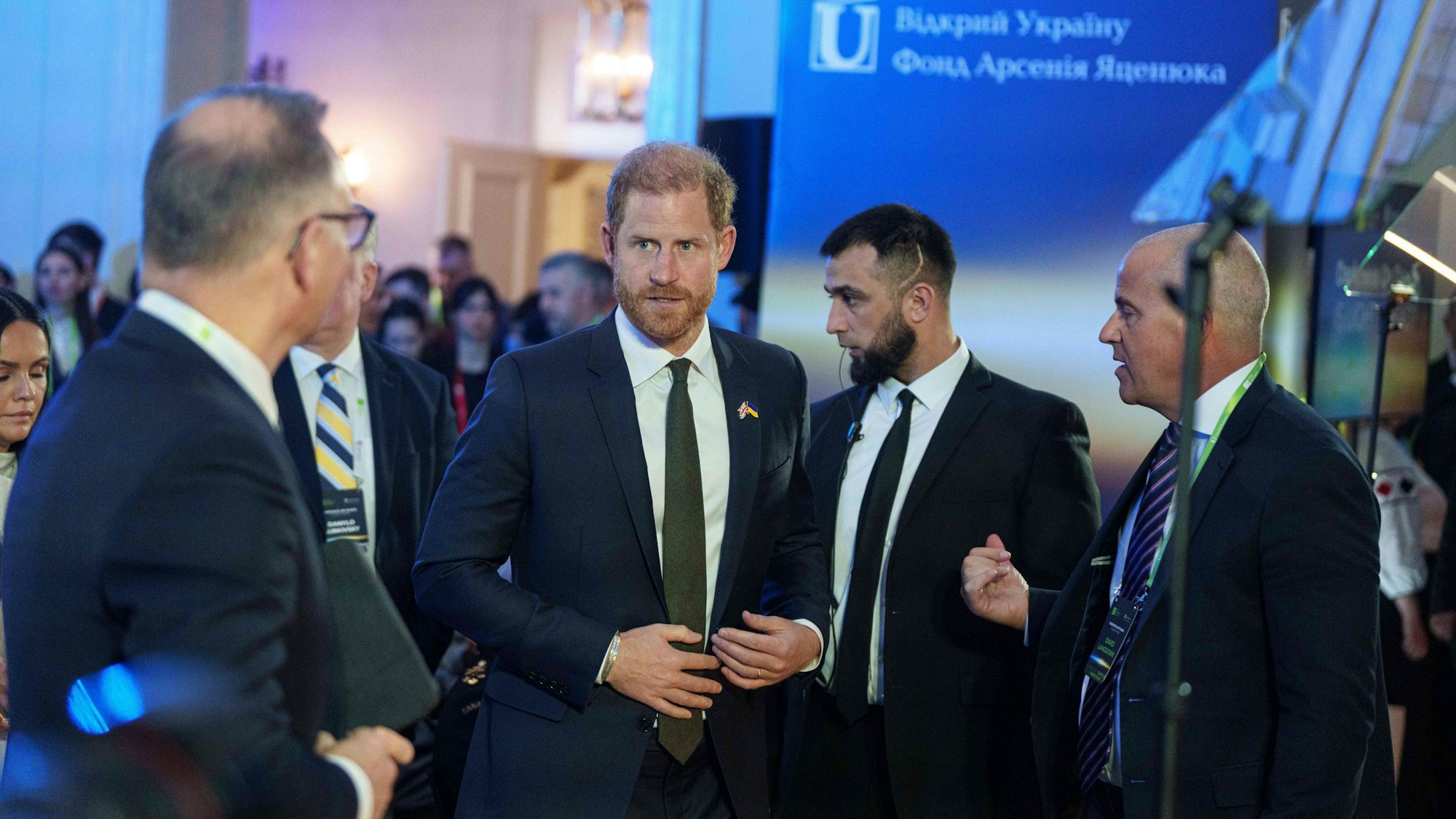 Prinz Harry (M) nimmt am Sicherheitsforum in der ukrainischen Hauptstadt teil.