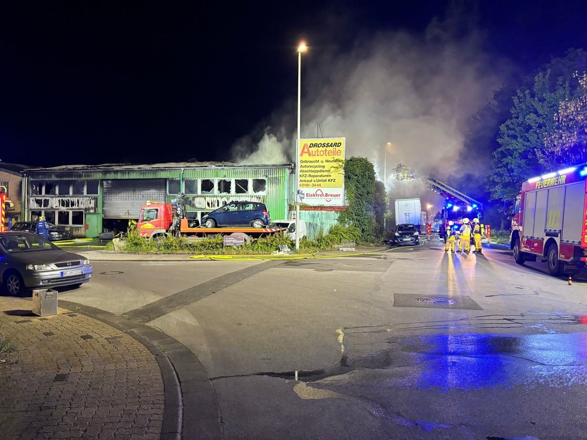Großbrand im Industriegebiet Grevenbroich zerstört KFZ-Betrieb.