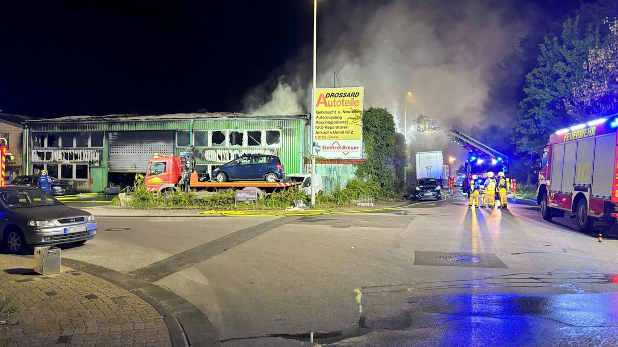 Großbrand im Industriegebiet Grevenbroich zerstört KFZ-Betrieb.