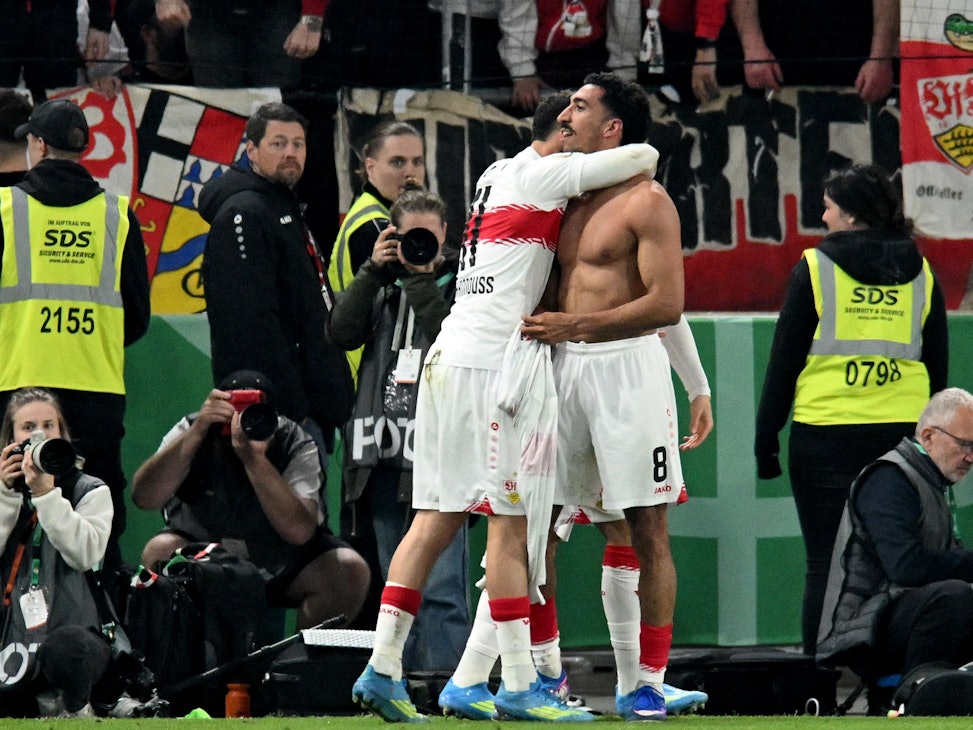 Tiago Tomas (r.) und Bilal El Khannouss jubeln nach dem Siegtreffer.