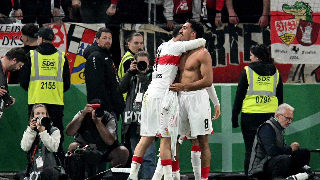 Tiago Tomas (r.) und Bilal El Khannouss jubeln nach dem Siegtreffer.