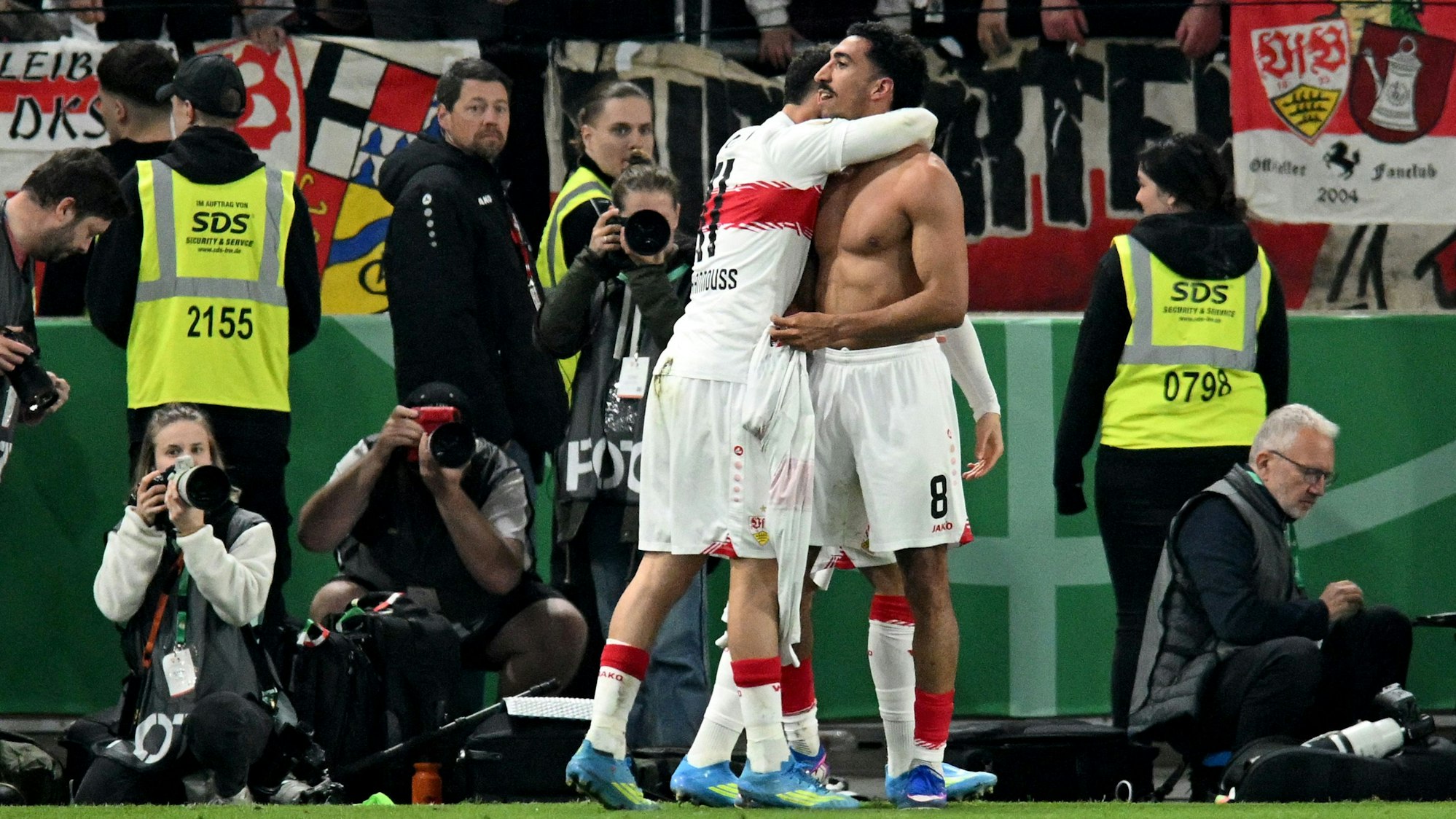 Tiago Tomas (r.) und Bilal El Khannouss jubeln nach dem Siegtreffer.