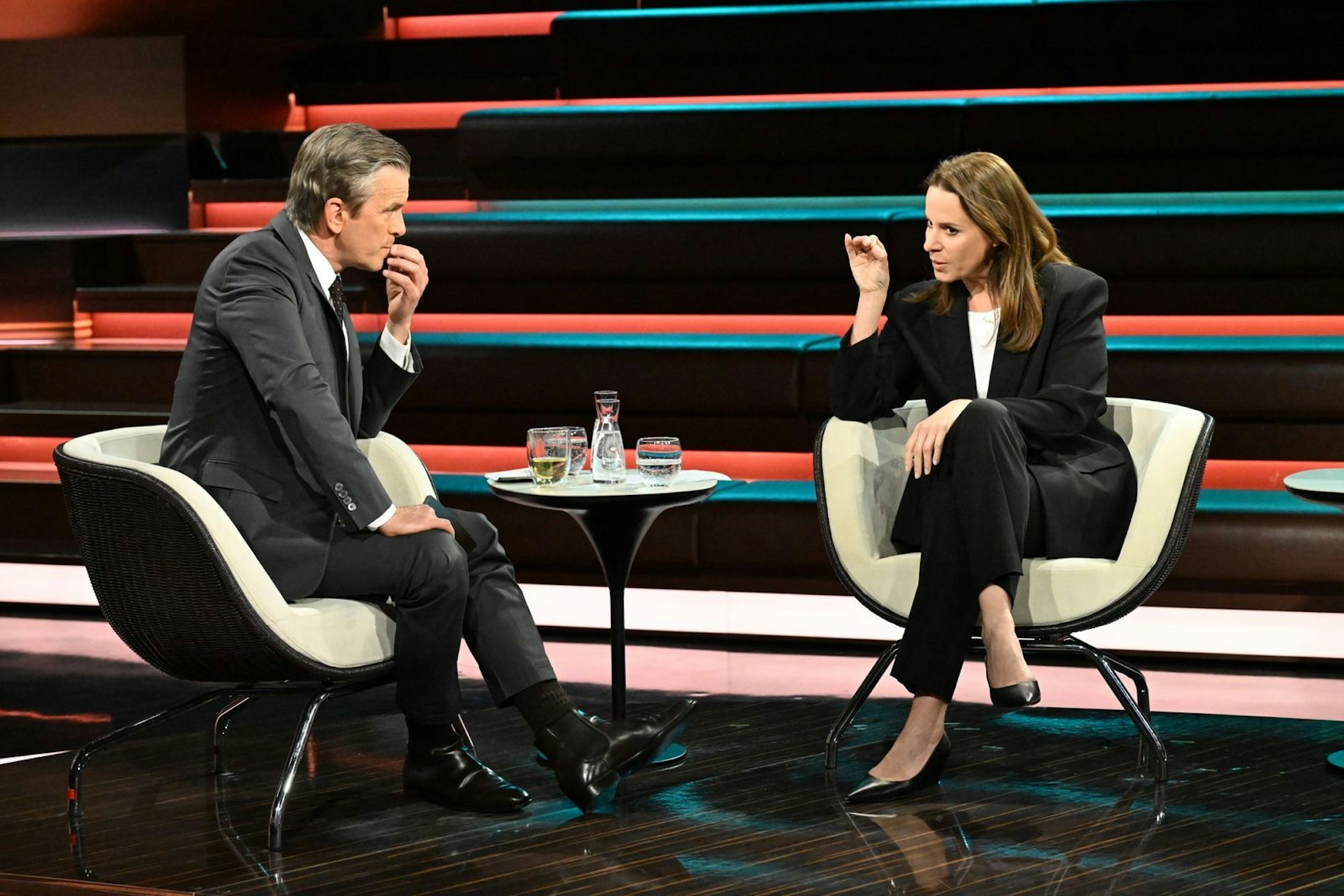 Nahost-Expertin Natalie Amiri gab zu verstehen, dass der Iran sich zwar „im freien Fall“ befinde, die Revolutionsgarde jedoch „weder Kompromiss noch Kapitulation“ kenne. (Bild: ZDF / Cornelia Lehmann)