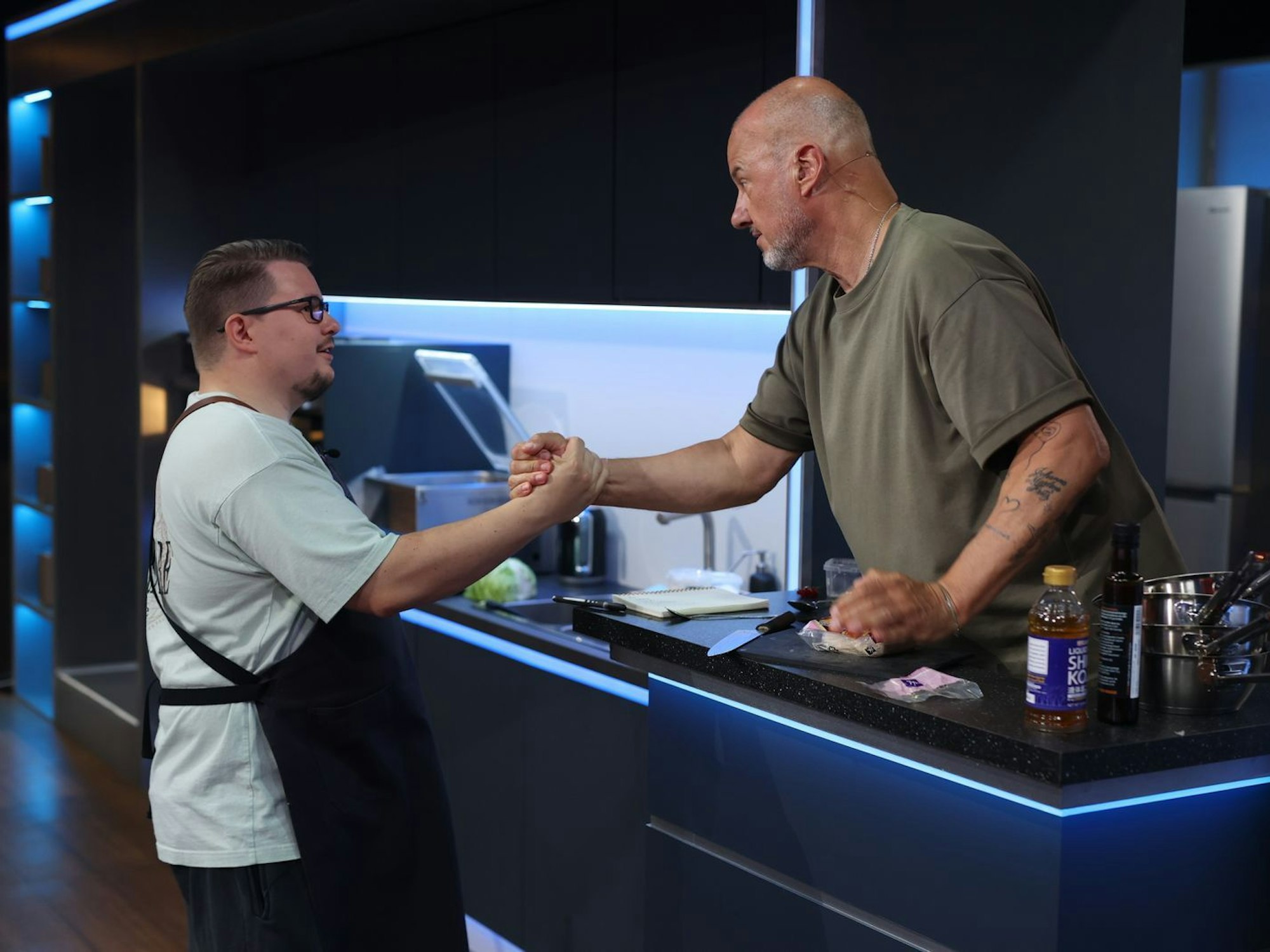 Frank Rosin coacht Paul Schütz erfolgreich durchs Entscheidungs-Kochen. (Bild: Joyn/Benedikt Müller)