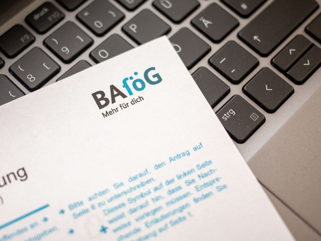 Bafög-Antrag liegt auf einem Laptop