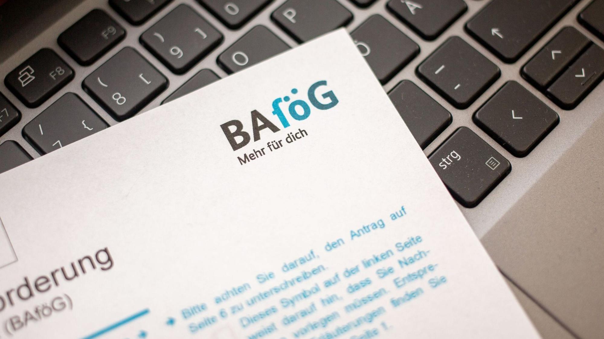 Bafög-Antrag liegt auf einem Laptop