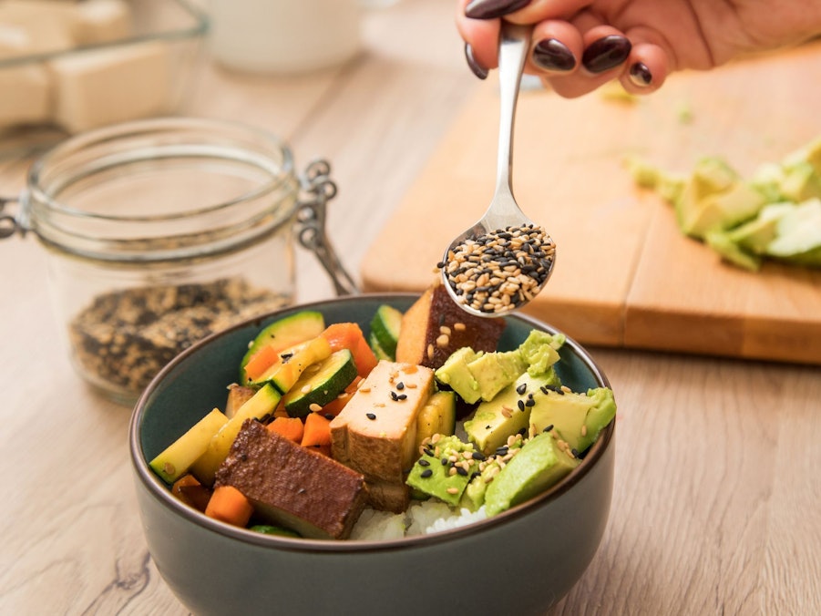 Bowl mit mit Tofu, gegrilltem Gemüse und Avocado