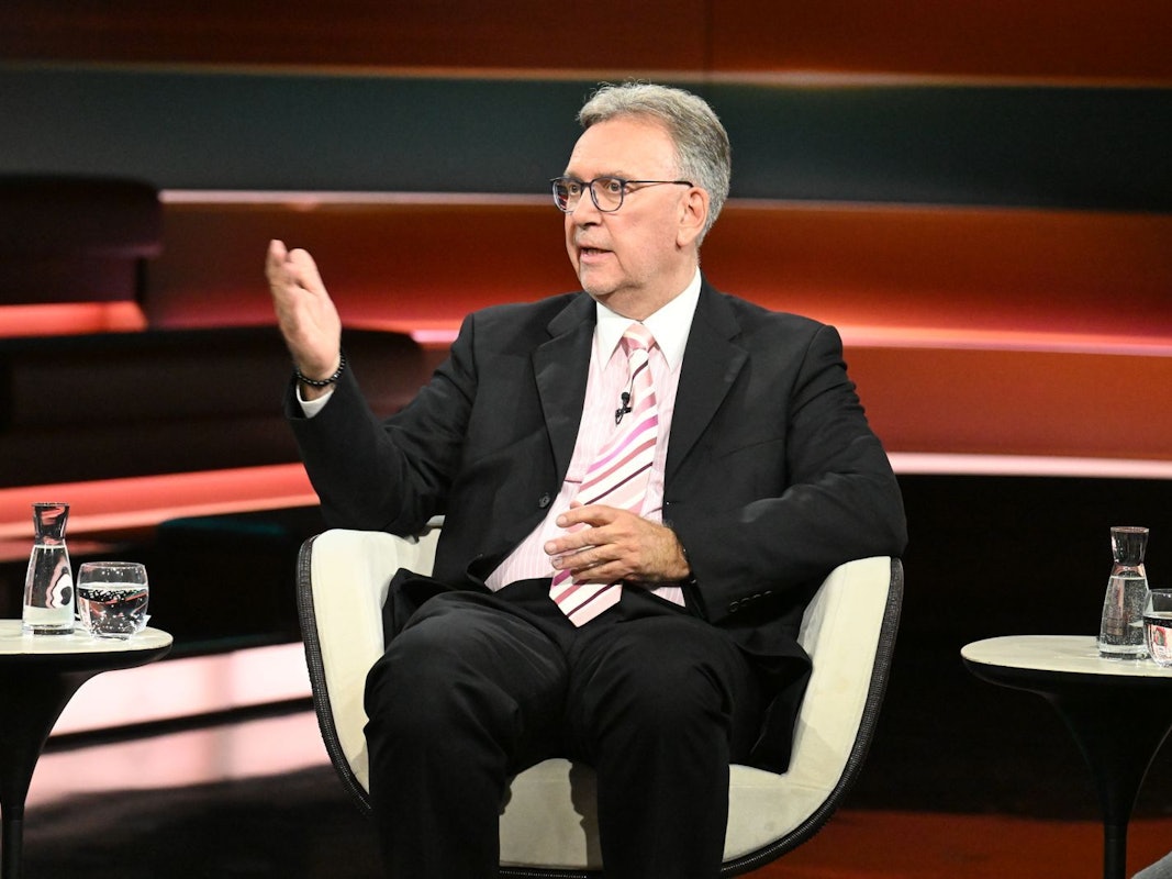 Politologe Frank Umbach erklärte bei „Markus Lanz“, dass die Kerosinversorgung nicht unbedingt so gesichert sei, wie Katherina Reiche behauptet hat. (Bild: ZDF / Cornelia Lehmann)