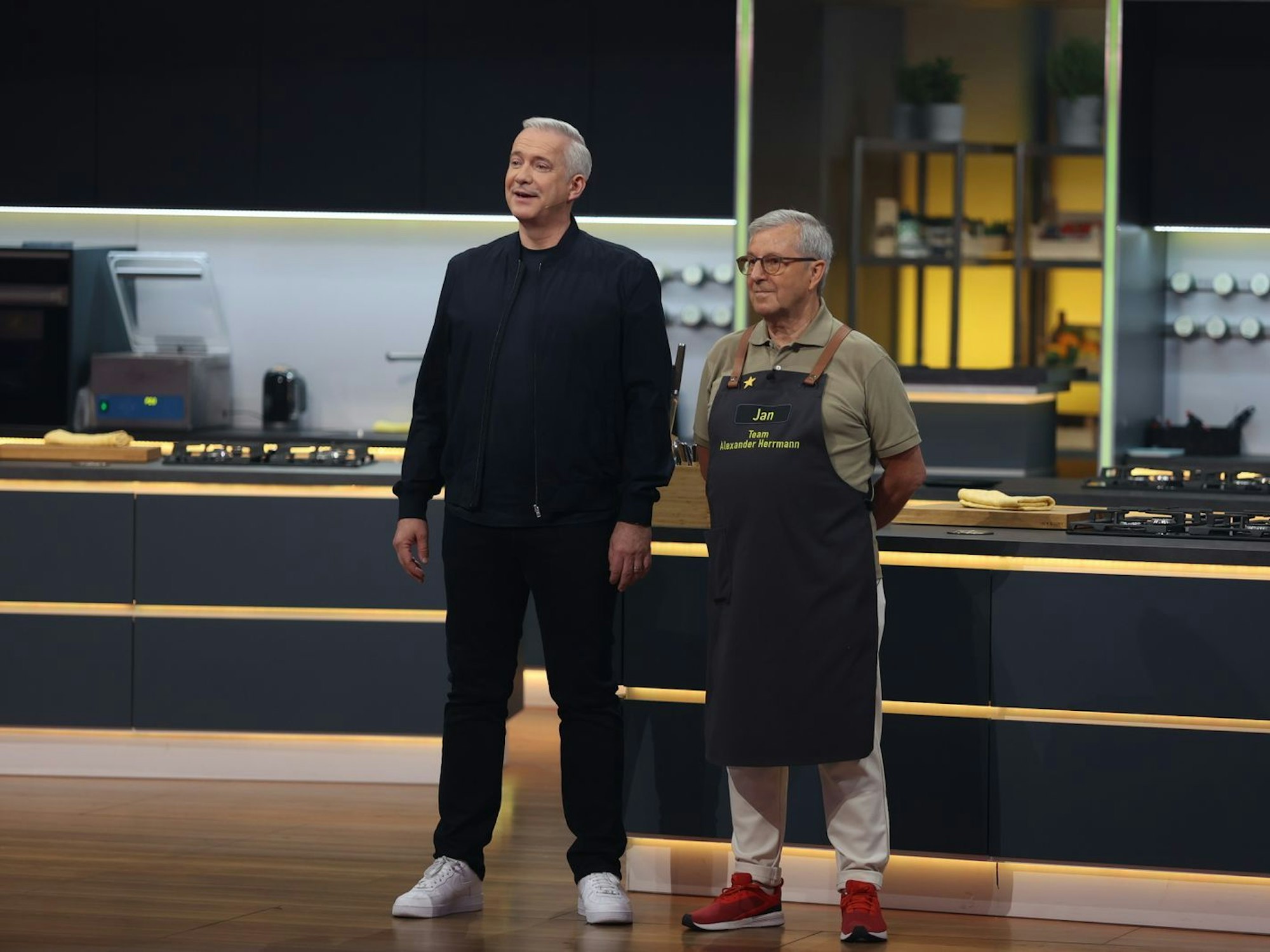 Jan Hofer muss trotz goldenem Stern um den Verbleib in der Show zittern. (Bild: Joyn/Benedikt Müller)