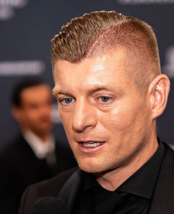 Toni Kroos spricht nach seiner Auszeichnung bei den „Laureus World Sports Awards“ in Madrid.