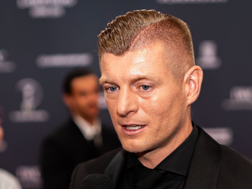 Toni Kroos spricht nach seiner Auszeichnung bei den „Laureus World Sports Awards“ in Madrid.