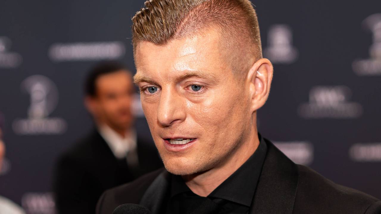 Toni Kroos spricht nach seiner Auszeichnung bei den „Laureus World Sports Awards“ in Madrid.