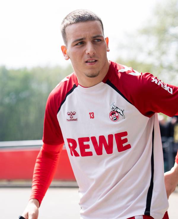 Shootingstar Said El Mala läuft am Geißbockheim an den Fans vorbei.
