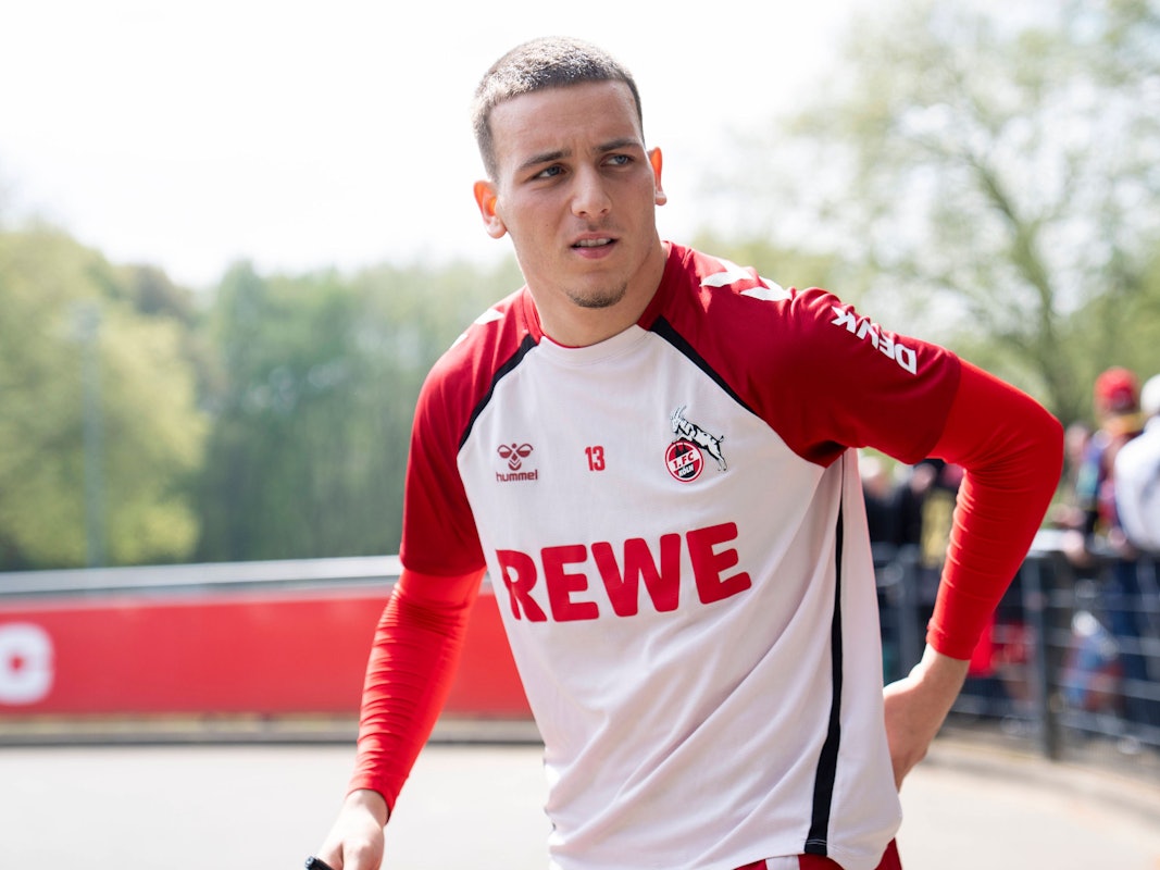 Shootingstar Said El Mala läuft am Geißbockheim an den Fans vorbei.