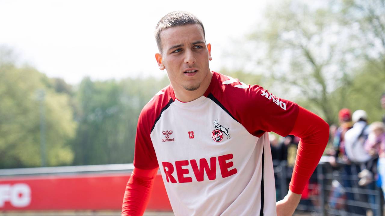 Shootingstar Said El Mala läuft am Geißbockheim an den Fans vorbei.