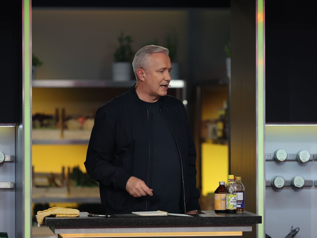 Alexander Herrmann muss sich selbst beweisen, dass er es als Coach noch draufhat. (Bild: Joyn/Benedikt Müller)