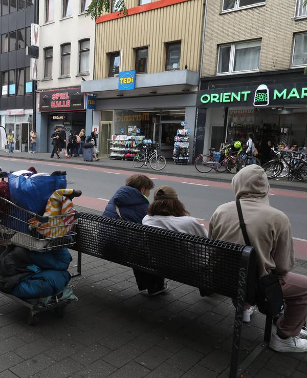 Obdachlose vor der Kirche St. Joseph auf der Venloer Straße in Ehrenfeld
