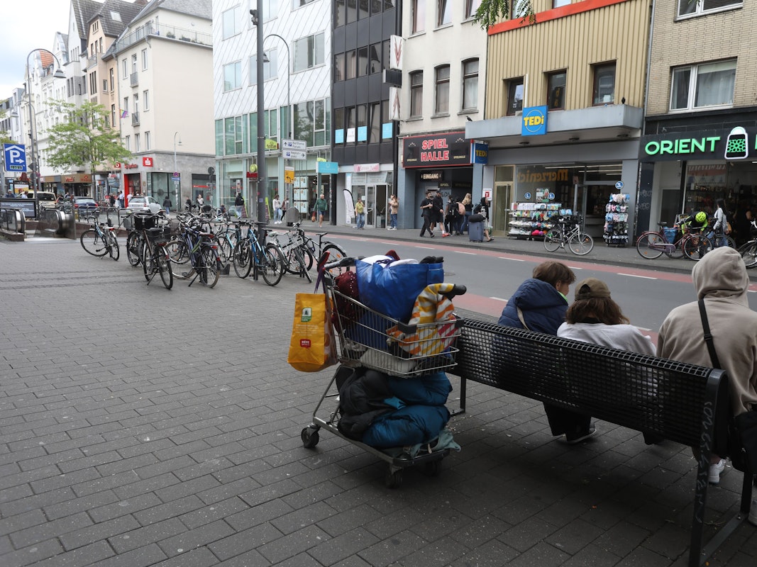 Obdachlose vor der Kirche St. Joseph auf der Venloer Straße in Ehrenfeld