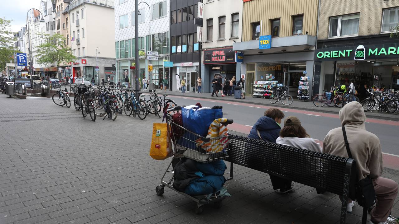 Obdachlose vor der Kirche St. Joseph auf der Venloer Straße in Ehrenfeld