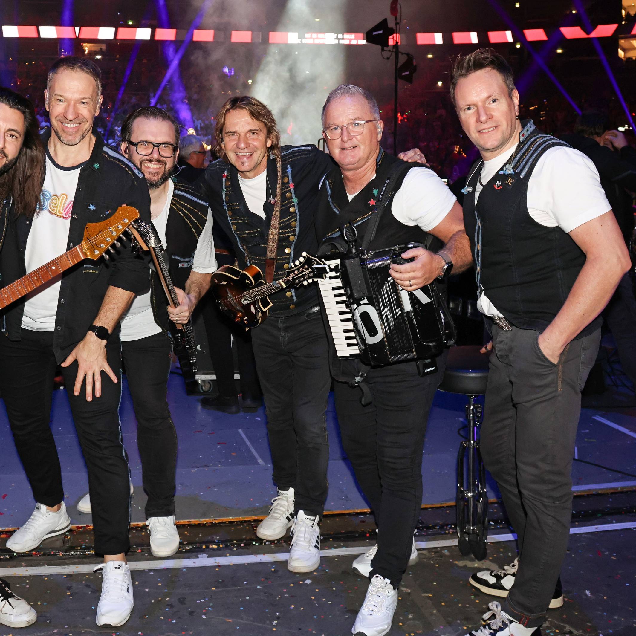 Gruppenbild der Höhner vor einem Auftritt.