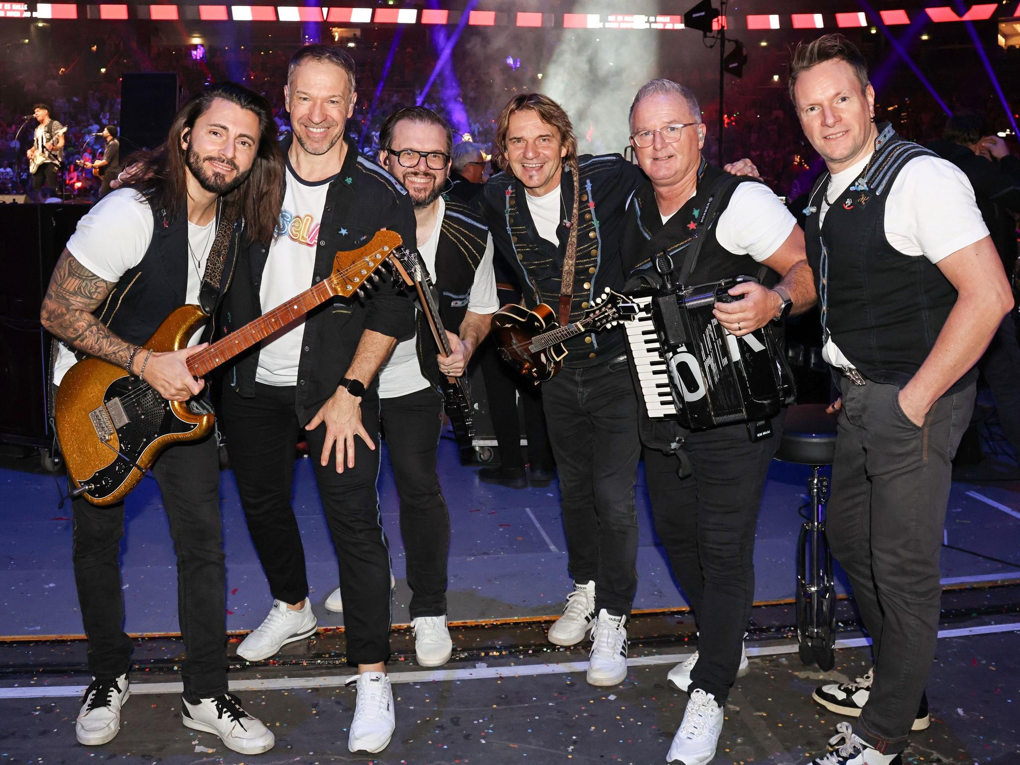 Gruppenbild der Höhner vor einem Auftritt.