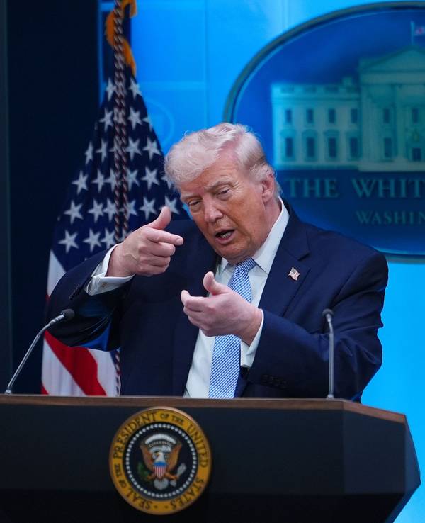US-Präsident Donald Trump tut so, als ziele er mit einem Scharfschützengewehr, während einer Pressekonferenz im James Brady Press Briefing Room im Weißen Haus.