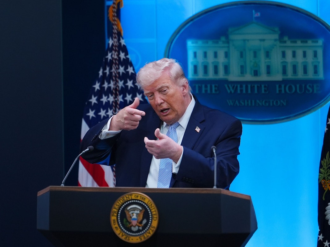 US-Präsident Donald Trump tut so, als ziele er mit einem Scharfschützengewehr, während einer Pressekonferenz im James Brady Press Briefing Room im Weißen Haus.