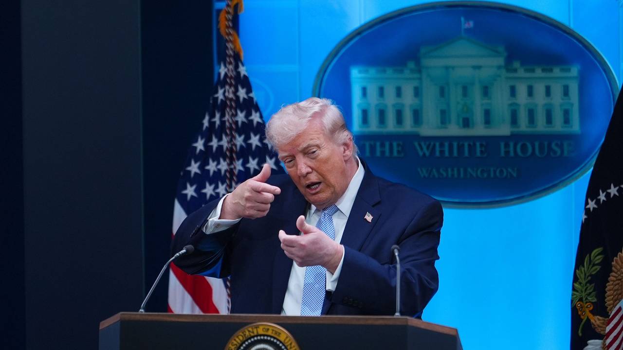 US-Präsident Donald Trump tut so, als ziele er mit einem Scharfschützengewehr, während einer Pressekonferenz im James Brady Press Briefing Room im Weißen Haus.
