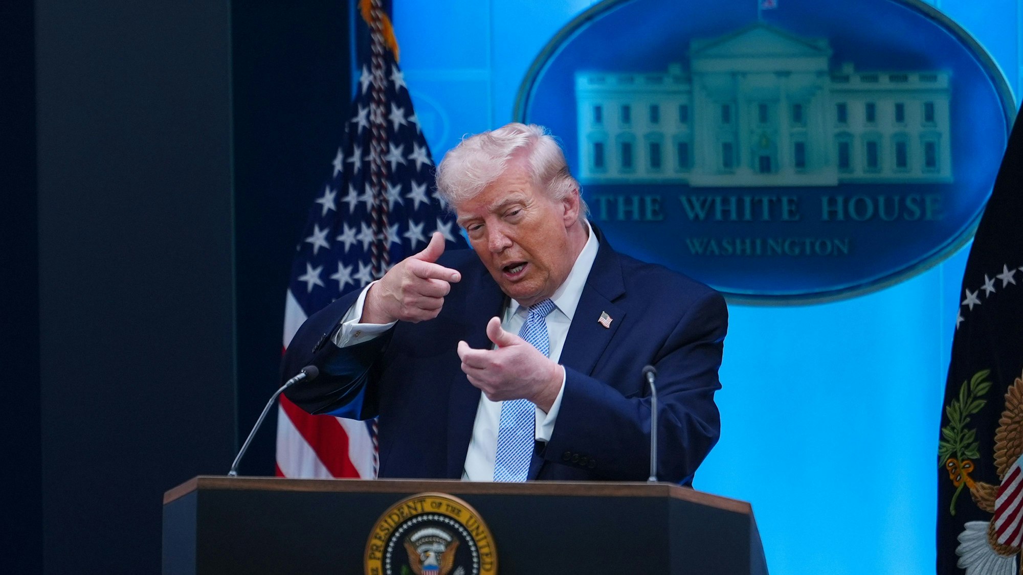 US-Präsident Donald Trump tut so, als ziele er mit einem Scharfschützengewehr, während einer Pressekonferenz im James Brady Press Briefing Room im Weißen Haus.
