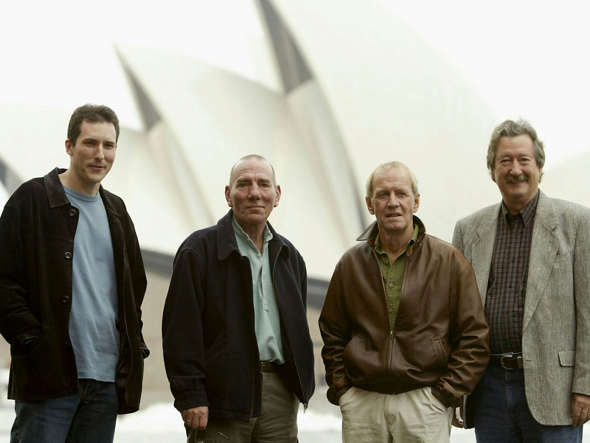 In seiner Heimat blieb Paul Hogan (zweiter von rechts) stets ein gefragter Star: Die Komödie „Schräge Bettgesellen“, in der eine der Hauptrollen spielte, war der erfolgreichste australische Film 2004. (Bild: Adam Pretty/Getty Images)