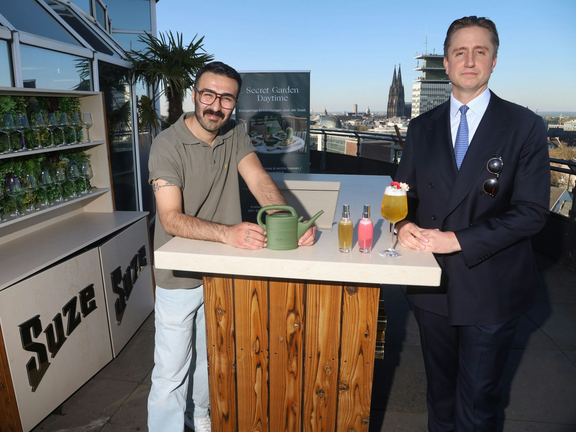 Ehsan Baues und Alexander Lalk auf der Terrasse der Bar Botanik im Hotel Wasserturm.