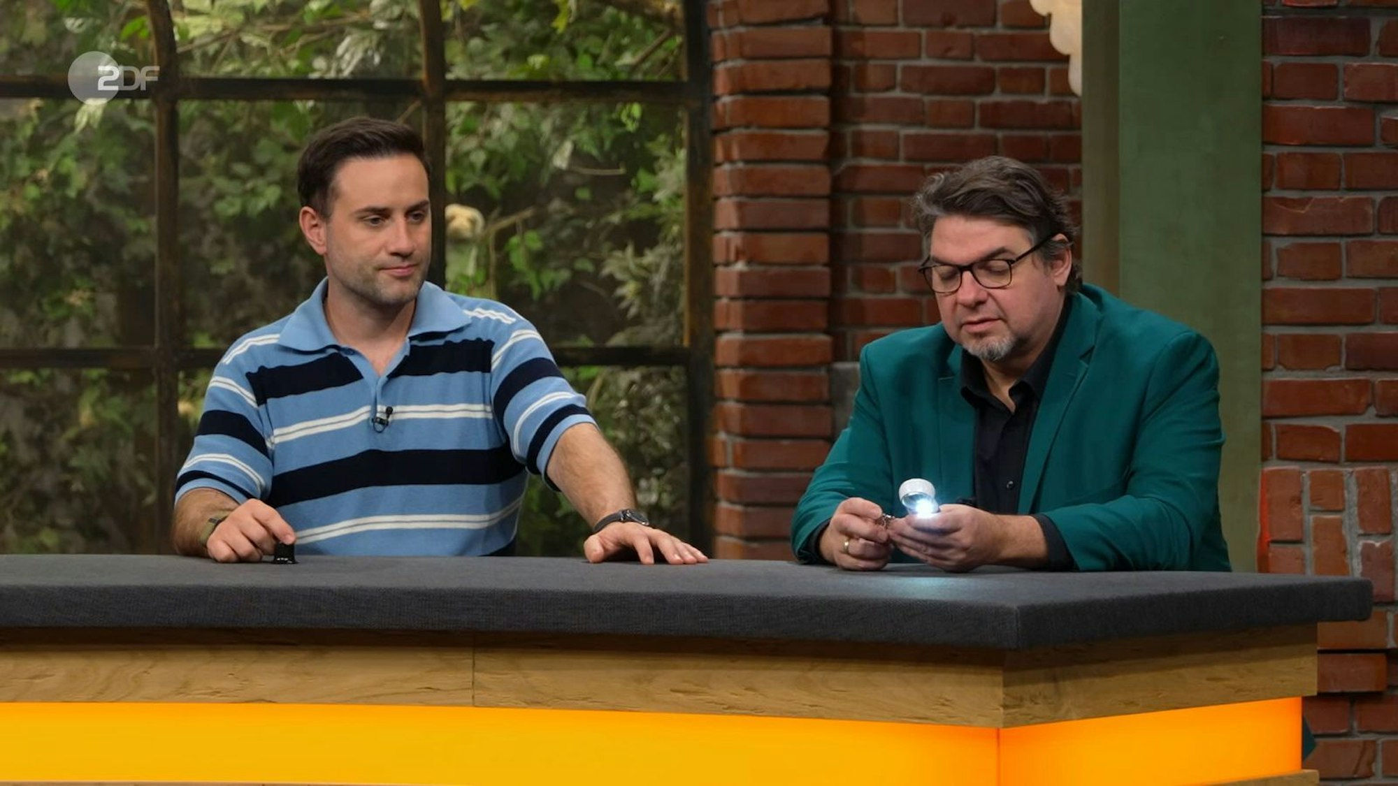 Nach harten Verhandlungen zahlte Händler Daniel Meyer (rechts) zahlte schließlich 1.200 Euro für die Brosche. (Bild: ZDF)